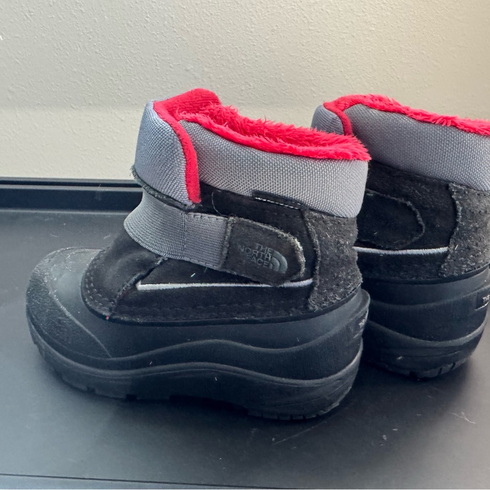 The North Face Kids' Black and Gray Snow Boots with Red Trim size 9